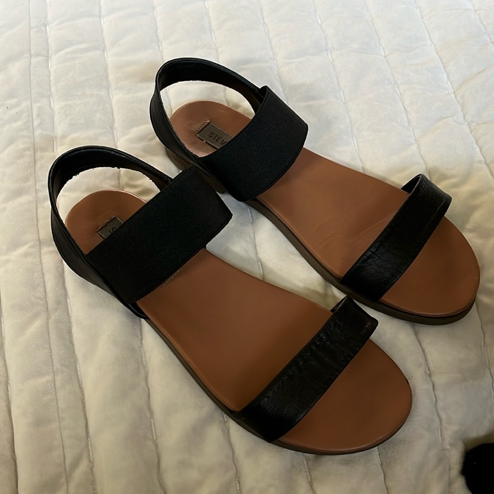 Steve Madden black strap sandal